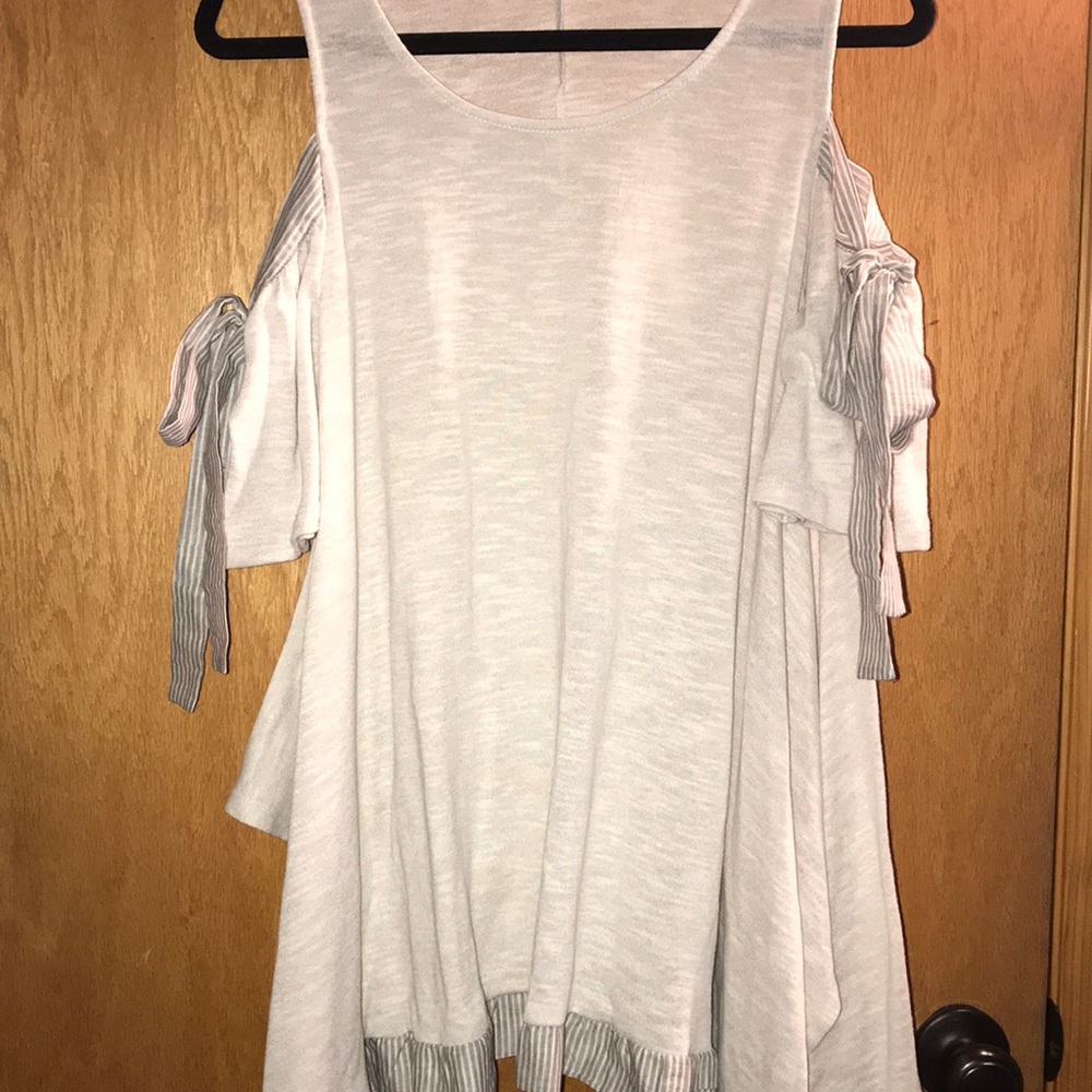 Adorable cold shoulder top by Easel